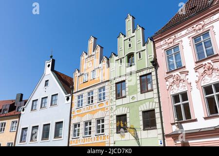 Landshut, Deutschland - 14. Aug 2021: Fassaden historischer Häuser in der Altstadt von Landshut (Ländgasse). Stockfoto