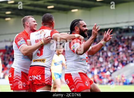 Konrad Hurrell von St. Helens (rechts) feiert, nachdem er während des Betfred Super League-Spiels im total Wicked Stadium, St. Helens, einen Versuch gemacht hat. Bilddatum: Sonntag, 12. Juni 2022. Stockfoto