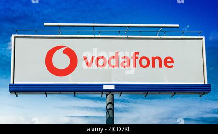 POZNAN, POL - 1. MAI 2022: Werbeplakat mit Logo der Vodafone Group, einem britischen multinationalen Telekommunikationsunternehmen Stockfoto