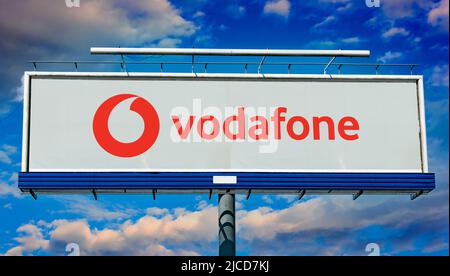 POZNAN, POL - 1. MAI 2022: Werbeplakat mit Logo der Vodafone Group, einem britischen multinationalen Telekommunikationsunternehmen Stockfoto