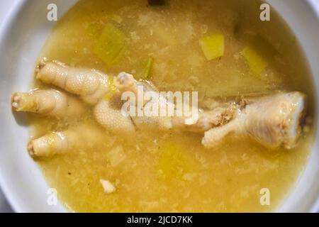 Chinesische Suppe auf Basis von Hühnerfuß Stockfoto