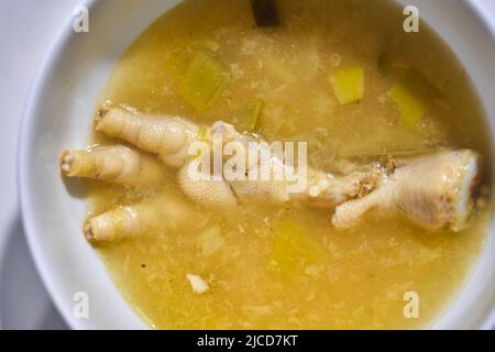 Chinesische Suppe auf Basis von Hühnerfuß Stockfoto