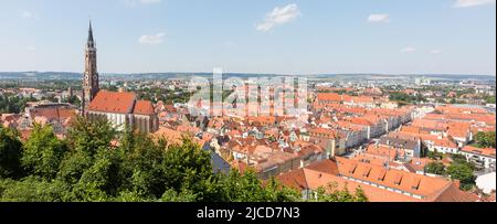 Landshut, Deutschland - 14. Aug 2021: Panorama der Altstadt von Landshut mit Basilika St. Martin auf der linken Seite. Stockfoto