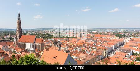 Landshut, Deutschland - 14. Aug 2021: Panorama der Altstadt von Landshut mit Basilika St. Martin. Stockfoto