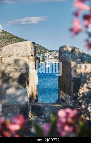 Blick auf den Strand von Bodrum vom Schloss aus. Segelboote, Yachten an der Ägäis mit traditionellen weißen Häusern auf Hügeln in Bodrum Stadt Türkei Stockfoto