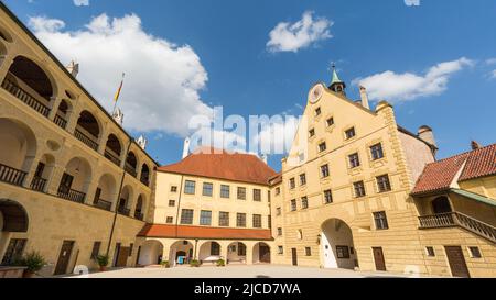 Landshut, Deutschland - 14. Aug 2021: Innenhof des Schlosses Trausnitz. Stockfoto