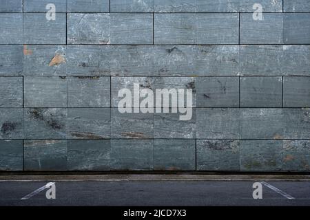 Schiefer-Effekt Porzellan Fliesen Wandverkleidung in einem Parkplatz , Architektur Detail Hintergrund Stockfoto