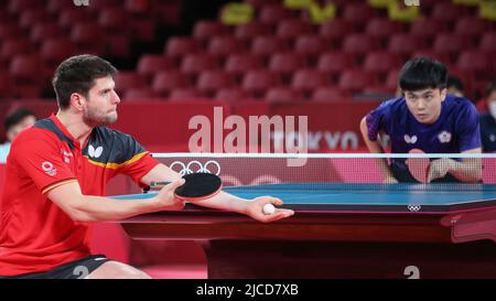 30.. JULI 2021 - TOKIO, JAPAN: Dimitrij Ovtcharov aus Deutschland ist beim Tischtennis-Männer-Einzel-Bronze-Medaillenspiel bei den Olympischen Spielen in Tokio 2020 im Dienst Stockfoto