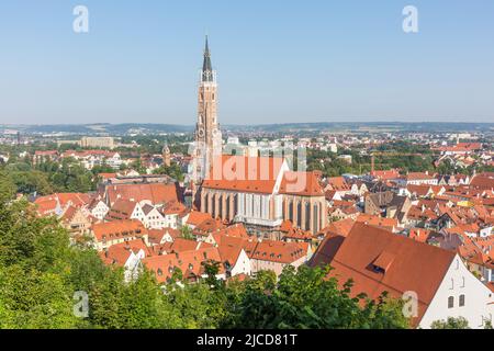 Landshut, Deutschland - 15. Aug 2021: Hochansicht der Basilika St. Martin. Der Turm ist der höchste Backsteinturm einer Kirche der Welt. Stockfoto