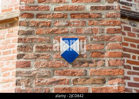 Landshut, Deutschland - 15. Aug 2021: Denkmalschutz-Schild an der Fassade eines historischen Gebäudes in der Altstadt von Landshut. Stockfoto