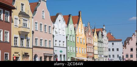 Landshut, Deutschland - 15. Aug 2021: Bunte Fassaden mittelalterlicher Häuser in der Altstadt von Landshut. Panorma-Format. Stockfoto