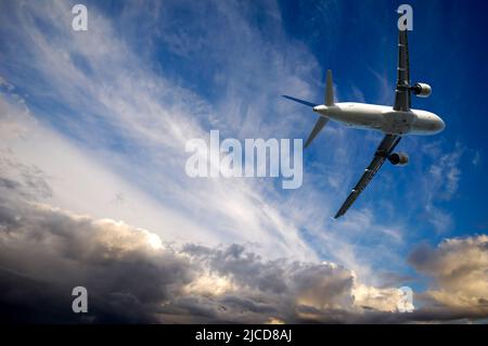 Flugzeug ist Flucht vor schlechtem Wetter Stockfoto