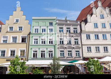 Landshut, Deutschland - 15. Aug 2021: Historische Häuser in der Altstadt von Landshut. Stockfoto