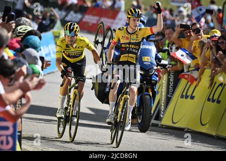 Der Slowene Primoz Roglic von Jumbo-Visma und der Däne Jonas Vingegaard von Jumbo-Visma feiern bei der Ankunft, als Vingegaard die letzte Etappe des Criterium du Dauphine-Radrennens 139km von Saint-Alban-Leysse nach Plateau de Solaison, Frankreich, am Sonntag, den 12. Juni 2022 gewinnt. BELGA FOTO DAVID STOCKMAN Stockfoto