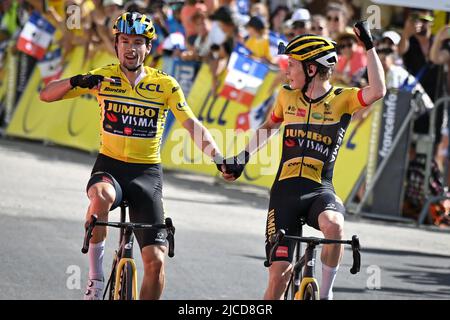 Der Slowene Primoz Roglic von Jumbo-Visma und der Däne Jonas Vingegaard von Jumbo-Visma feiern bei der Ankunft, als Vingegaard die letzte Etappe des Criterium du Dauphine-Radrennens 139km von Saint-Alban-Leysse nach Plateau de Solaison, Frankreich, am Sonntag, den 12. Juni 2022 gewinnt. BELGA FOTO DAVID STOCKMAN Stockfoto