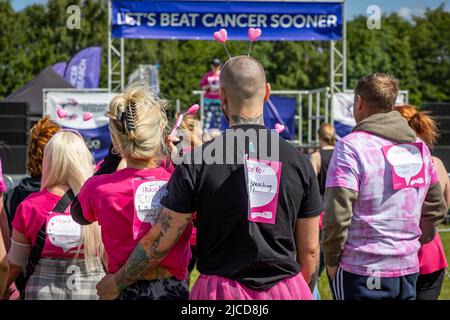 12. Juni 2022; Warrington, Großbritannien; Race for Life im Victoria Park zur Unterstützung der Krebsforschung. Die Läufer hören Anweisungen Kredit: John Hopkins/Alamy Live News Stockfoto