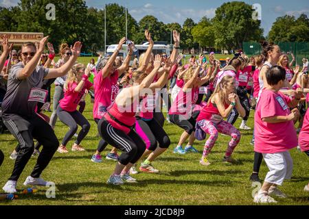 12. Juni 2022; Warrington, Großbritannien; Race for Life im Victoria Park zur Unterstützung der Krebsforschung. Die Läufer gehen vor dem Rennen hoch Credit: John Hopkins/Alamy Live News Stockfoto