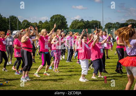 12. Juni 2022; Warrington, Großbritannien; Race for Life im Victoria Park zur Unterstützung der Krebsforschung. Die Läufer gehen vor dem Rennen hoch Credit: John Hopkins/Alamy Live News Stockfoto