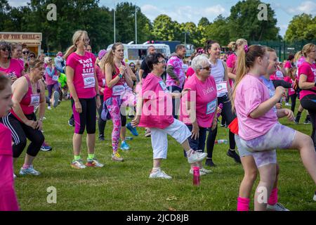 12. Juni 2022; Warrington, Großbritannien; Race for Life im Victoria Park zur Unterstützung der Krebsforschung. Die Läufer gehen vor dem Rennen hoch Credit: John Hopkins/Alamy Live News Stockfoto