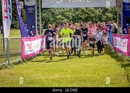 12. Juni 2022; Warrington, Großbritannien; Race for Life im Victoria Park zur Unterstützung der Krebsforschung. Die Läufer starten das Rennen Credit: John Hopkins/Alamy Live News Stockfoto