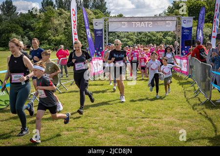 12. Juni 2022; Warrington, Großbritannien; Race for Life im Victoria Park zur Unterstützung der Krebsforschung. Die Läufer starten das Rennen Credit: John Hopkins/Alamy Live News Stockfoto