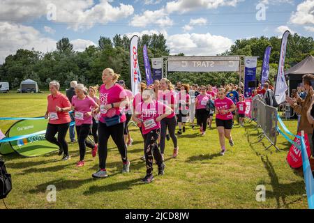 12. Juni 2022; Warrington, Großbritannien; Race for Life im Victoria Park zur Unterstützung der Krebsforschung. Die Läufer starten das Rennen Credit: John Hopkins/Alamy Live News Stockfoto