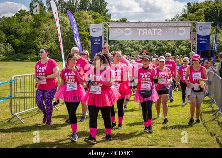 12. Juni 2022; Warrington, Großbritannien; Race for Life im Victoria Park zur Unterstützung der Krebsforschung. Das Rennen beginnt für diejenigen, die die Strecke gehen Kredit: John Hopkins/Alamy Live News Stockfoto