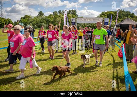 12. Juni 2022; Warrington, Großbritannien; Race for Life im Victoria Park zur Unterstützung der Krebsforschung. Das Rennen beginnt für diejenigen, die die Strecke gehen Kredit: John Hopkins/Alamy Live News Stockfoto