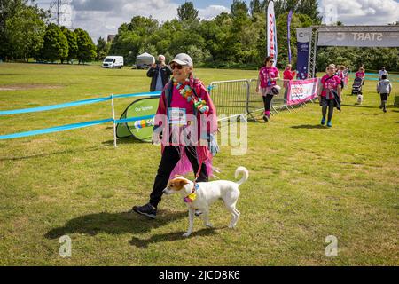 12. Juni 2022; Warrington, Großbritannien; Race for Life im Victoria Park zur Unterstützung der Krebsforschung. Das Rennen beginnt für diejenigen, die die Strecke gehen Kredit: John Hopkins/Alamy Live News Stockfoto