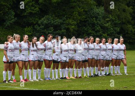 Crosskeys, Großbritannien. 12.. Juni 2022. England Line Up für die National Anthems in Crosskeys, Vereinigtes Königreich am 6/12/2022. (Foto von Mike Jones/News Images/Sipa USA) Quelle: SIPA USA/Alamy Live News Stockfoto