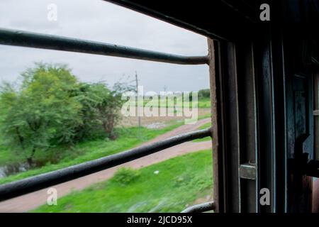 Wunderschöne Aussicht auf die Landschaft durch das Zugfenster Stockfoto