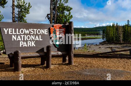 WYOMING, USA - 12. MAI 2018: Informationsschild /Yellowstone National Park/, USA Stockfoto