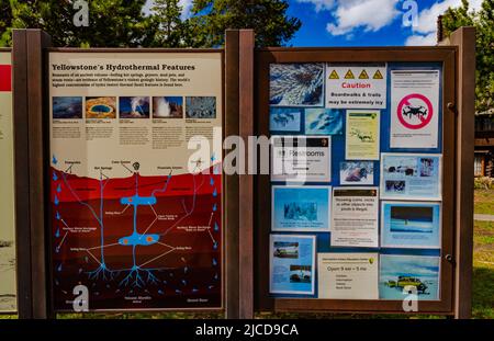 WYOMING, USA - 12. MAI 2018: - Informationsschild in der Nähe des Besucherzentrums Yellowstone National Park, USA Stockfoto