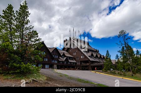 WYOMING, USA - 12. MAI 2018:Holzgebäude des Besucherzentrums im Yellowstone National Park, USA Stockfoto