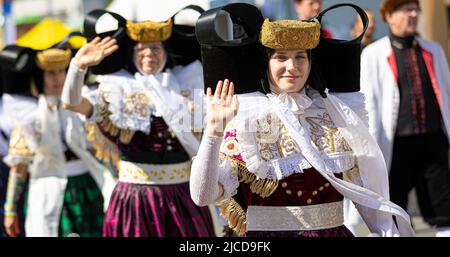 Hannover, Deutschland. 12.. Juni 2022. Mitglieder der Volkstanz- und Kostümgruppe Röcke kommen beim 'Parade der Vielfalt' im Rahmen des Niedersächsischen Tages 37. am Publikum vorbei. Quelle: Moritz Frankenberg/dpa/Alamy Live News Stockfoto