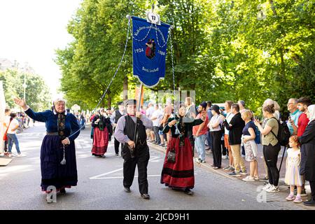 Hannover, Deutschland. 12.. Juni 2022. Mitglieder der Volkstanz- und Kostümgruppe Börde Lamstedt passieren das Publikum während der 'Parade der Vielfalt' am Niedersächsischen Tag 37.. Quelle: Moritz Frankenberg/dpa/Alamy Live News Stockfoto