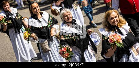 Hannover, Deutschland. 12.. Juni 2022. Mitglieder der traditionellen Tanzgruppe des USK Gifhorn passieren das Publikum während der 'Parade der Vielfalt' am Niedersächsischen Tag 37.. Quelle: Moritz Frankenberg/dpa/Alamy Live News Stockfoto