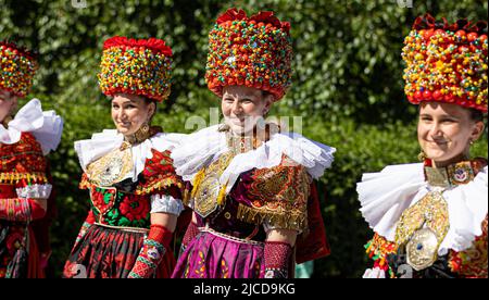 Hannover, Deutschland. 12.. Juni 2022. In Trachten gekleidete Frauen ziehen während der „Parade der Vielfalt“ im Rahmen des Niedersächsischen Tages 37. an den Zuschauern vorbei. Quelle: Moritz Frankenberg/dpa/Alamy Live News Stockfoto