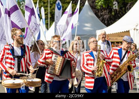 Hannover, Deutschland. 12.. Juni 2022. Unterstützer des Evangelisch-Lutherischen Stadtkirchenverbands Hannover kommen beim „Parade der Vielfalt“ am Niedersächsischen Tag 37. an den Zuschauern vorbei. Quelle: Moritz Frankenberg/dpa/Alamy Live News Stockfoto