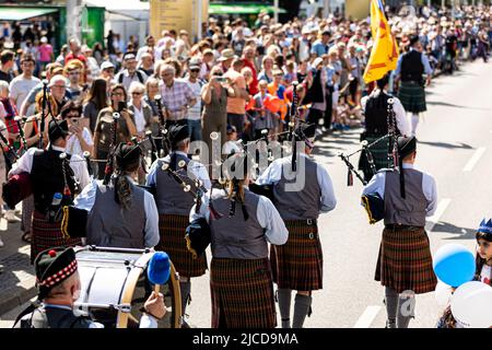 Hannover, Deutschland. 12.. Juni 2022. Dudelsackläufer laufen beim „Parade der Vielfalt“ am Niedersächsischen Tag 37. am Publikum vorbei und spielen Musik. Quelle: Moritz Frankenberg/dpa/Alamy Live News Stockfoto