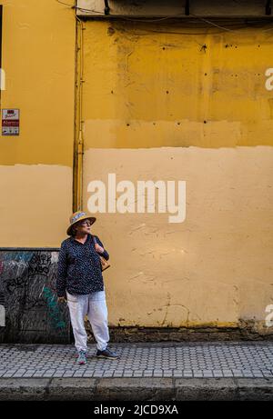 Macarena, Sevilla, Spanien -- 11. Juni 2022. Ein Foto einer Touristenfrau, die im Macarena-Teil von Sevilla, Spanien, auf eine Freundin wartet. Stockfoto