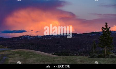 Ein schöner roter Sonnenuntergang über den Bergen, die von Nadelwäldern überwuchert sind. USA Stockfoto