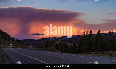 Ein schöner roter Sonnenuntergang über den Bergen, die von Nadelwäldern überwuchert sind. USA Stockfoto