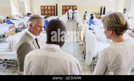 Königin Mathilde von Belgien, der Arzt der Demokratischen Republik Kongo, Denis Mukwege und König Philippe - Filip von Belgien, aufgenommen während eines Besuchs im Krankenhaus Panzi, Teil eines offiziellen Besuchs des belgischen Königspaares in der Demokratischen Republik Kongo, Sonntag, 12. Juni 2022, in Bukavu. Der belgische König und die belgische Königin werden vom 7.. Bis 13.. Juni Kinshasa, Lubumbashi und Bukavu besuchen. Foto von Olivier Polet/ABACAPRESS.COM Stockfoto