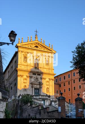 Die barocke Kirche Santi Domenico e Sisto aus dem Jahr 17. im Largo Angelicum im römischen Monti-Viertel fängt die Nachmittagssonne ein. Rom, Latium, Stockfoto