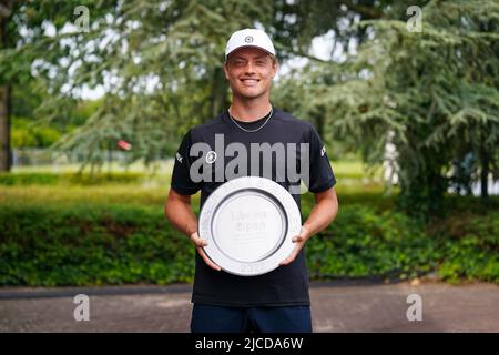 S-HERTOGENBUSCH, NIEDERLANDE - 12. JUNI: Tim van Rijthoven aus den Niederlanden posiert mit seiner Trophäe nach dem Herreneinzel-Finale zwischen Daniil Medvedev aus Russland und Tim van Rijthoven aus den Niederlanden beim Autotron am 12. Juni 2022 in 's-Hertogenbosch, Niederlande (Foto: Joris Verwijst/BSR Agency) Stockfoto