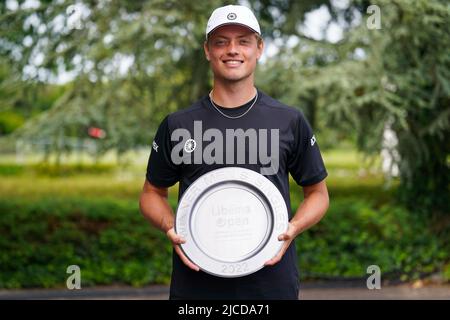 S-HERTOGENBUSCH, NIEDERLANDE - 12. JUNI: Tim van Rijthoven aus den Niederlanden posiert mit seiner Trophäe nach dem Herreneinzel-Finale zwischen Daniil Medvedev aus Russland und Tim van Rijthoven aus den Niederlanden beim Autotron am 12. Juni 2022 in 's-Hertogenbosch, Niederlande (Foto: Joris Verwijst/BSR Agency) Stockfoto