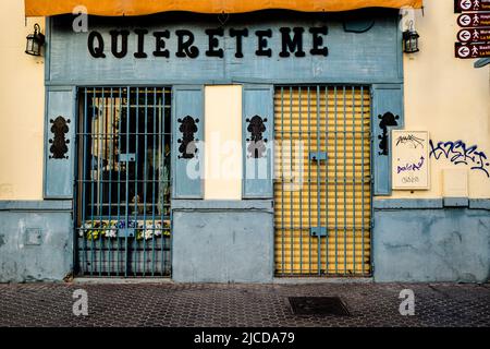 Macarena, Sevilla, Spanien -- 11. Juni 2022. Eine Weitwinkelaufnahme der Außenansicht eines Bekleidungshauses im Macarena-Bereich von Sevilla, Spanien. Stockfoto