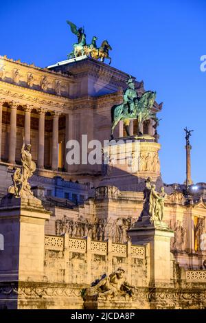 Das Nationaldenkmal von Viktor Emmanuel II. Auf der Piazza Venezia, im Zentrum Roms, im Latium, Italien. Stockfoto