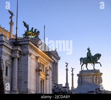Das Nationaldenkmal von Viktor Emmanuel II. Auf der Piazza Venezia, im Zentrum Roms, im Latium, Italien. Stockfoto